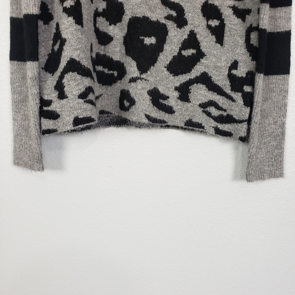 JOHN+JENN Leapord Print Striped Sleeve Semi Cropped Sweater Sz M - Picture 3 of 7